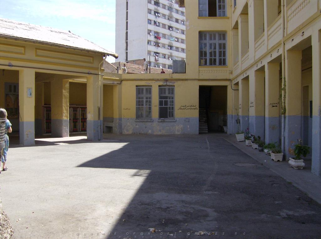 ECOLE MAGNAN FILLES 02.JPG